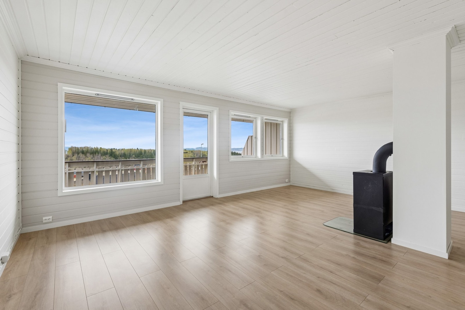 Lys og trivelig stue med god plass til både sofa og spisegruppe Galleribilde