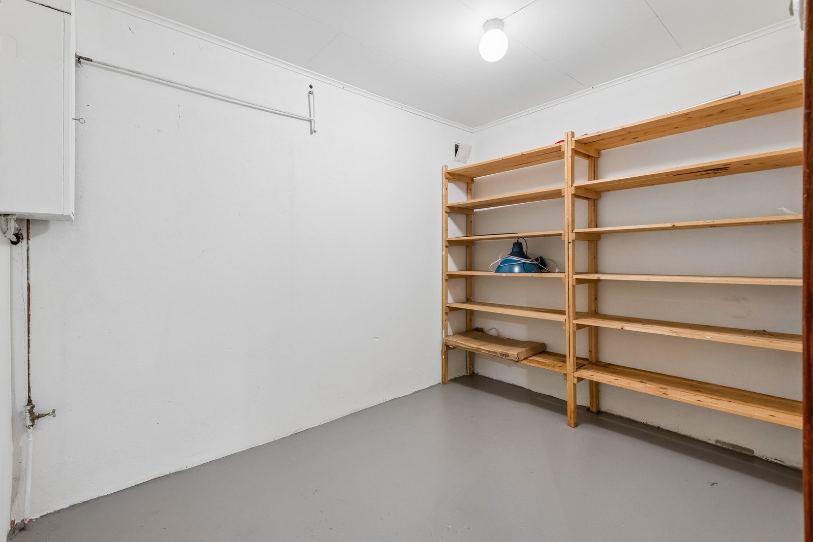 Bod på ca 7 kvm i sokkel. Galleribilde