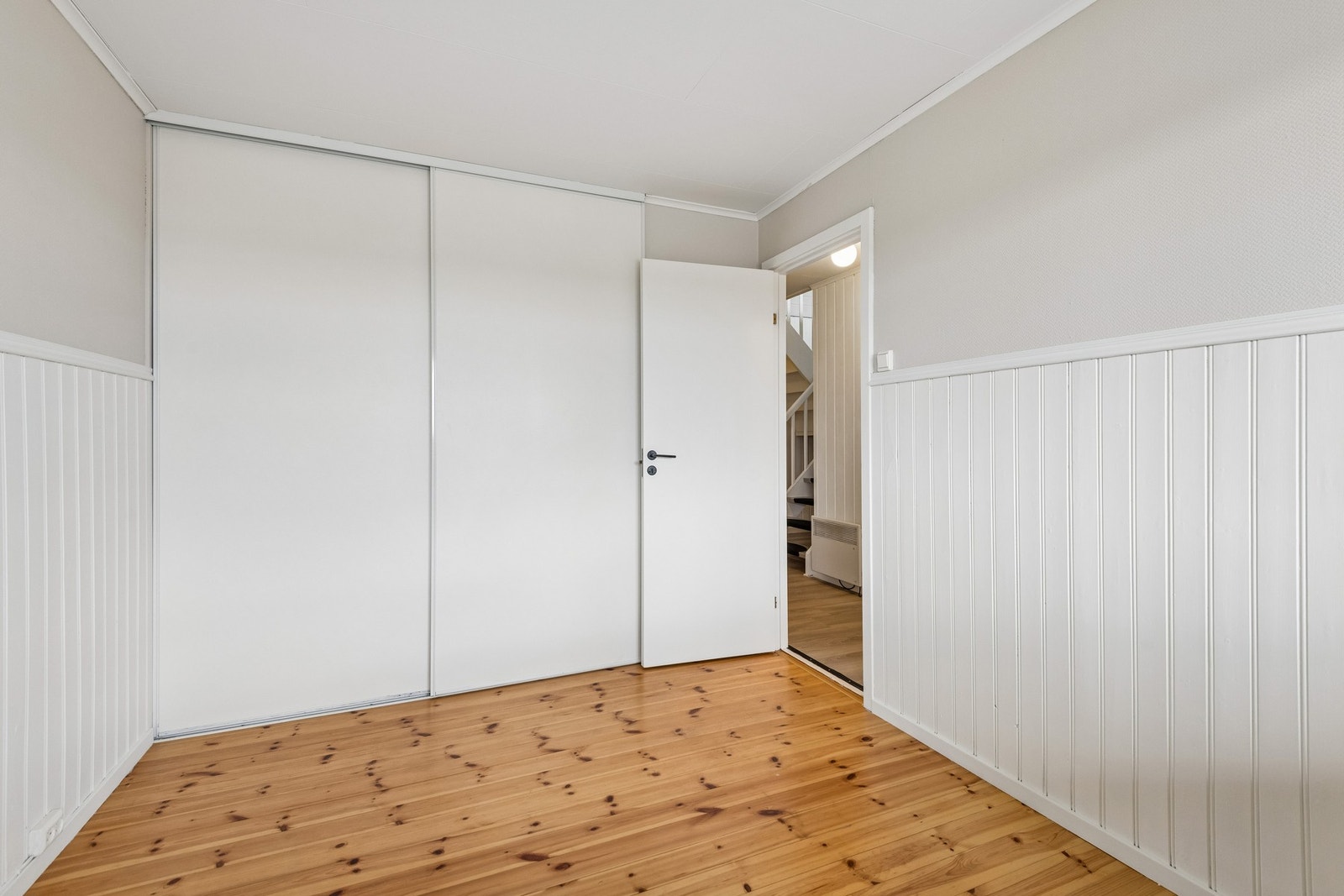 Soverom 3 med god plass til seng og garderobeløsning. Galleribilde
