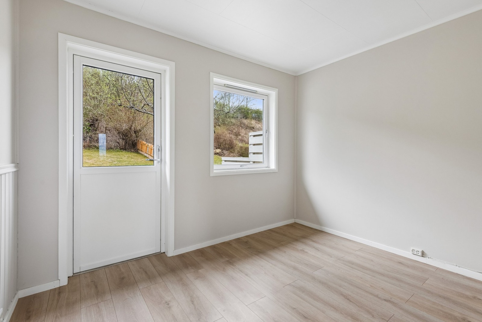 Soverom på hovedplan med utgang til markterrasse og hage. Galleribilde