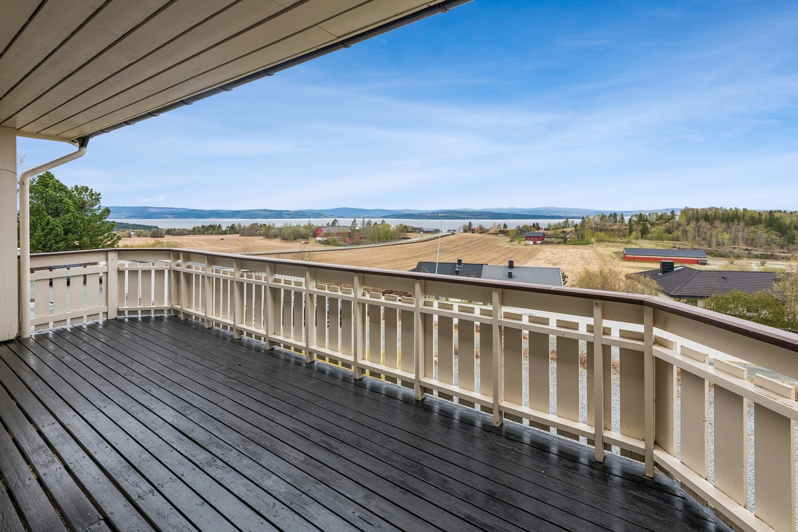 Solrik terrasse med med flott utsikt over Kjønstad mot Fjorden. Galleribilde