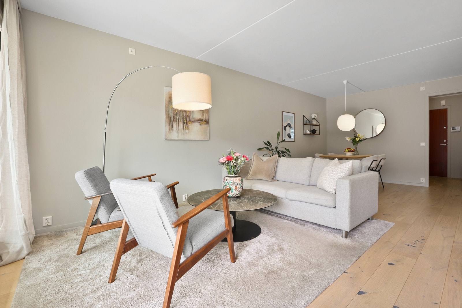 Stuen fremstår som lys og romslig med en åpen planløsning. Galleribilde