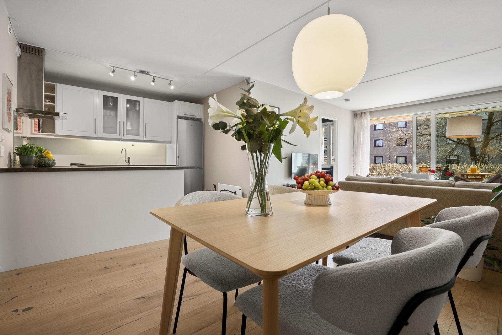 Den åpne løsningen mellom stue og spiseplass gjør rommet sosialt og innbydende. Galleribilde