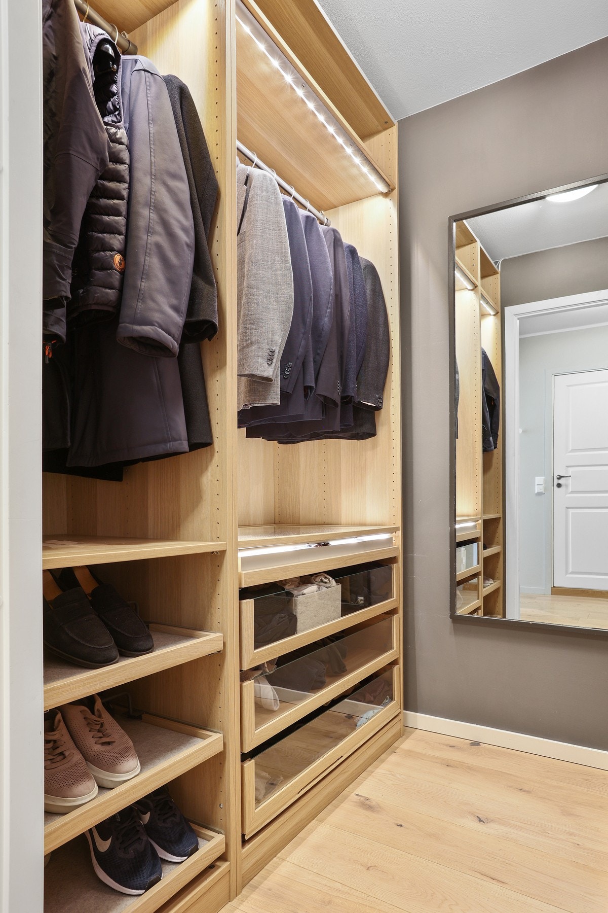 Fra entréen er det direkte adgang til en romslig garderobe. Galleribilde