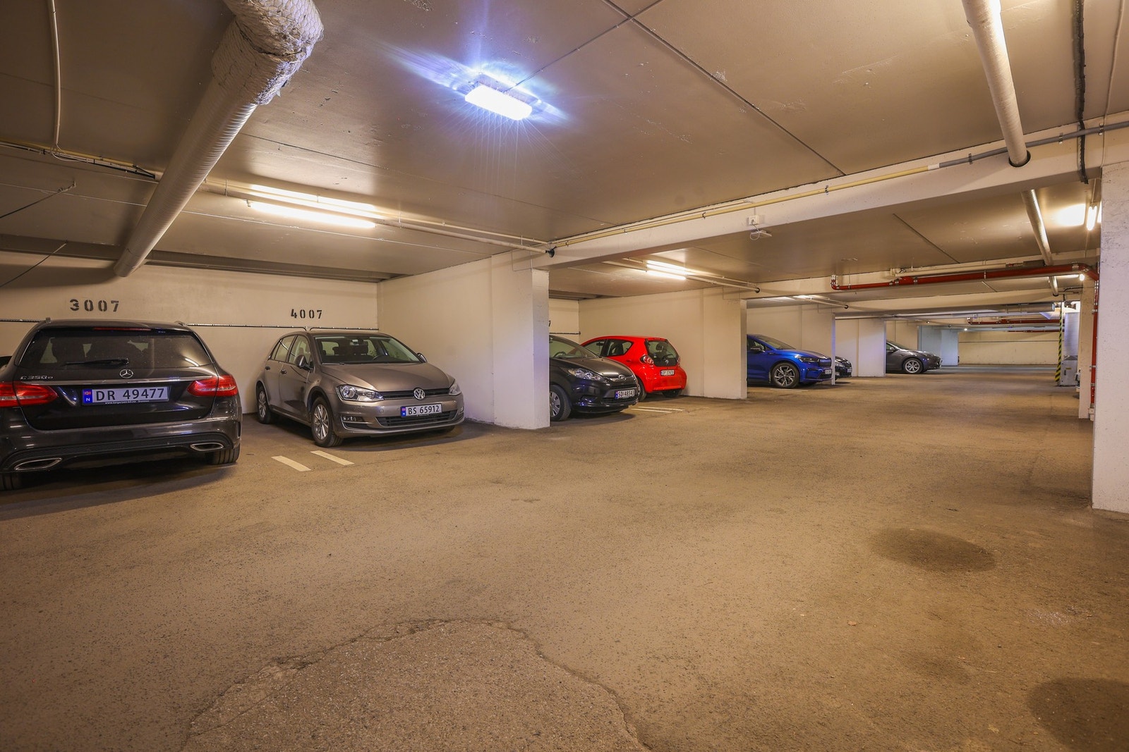 Leiligheten disponerer ingen egen garasjeplass, men selger opplyser at han gjennom hele botiden har leid parkeringsplass i p-kjelleren rett under leiligheten. Galleribilde