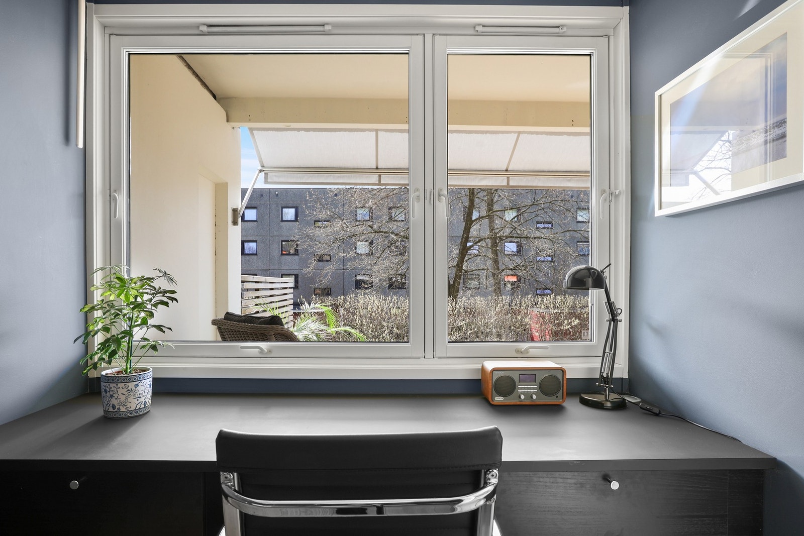 Soverommet er romslig med god plass til dobbeltseng og skrivebord. Galleribilde