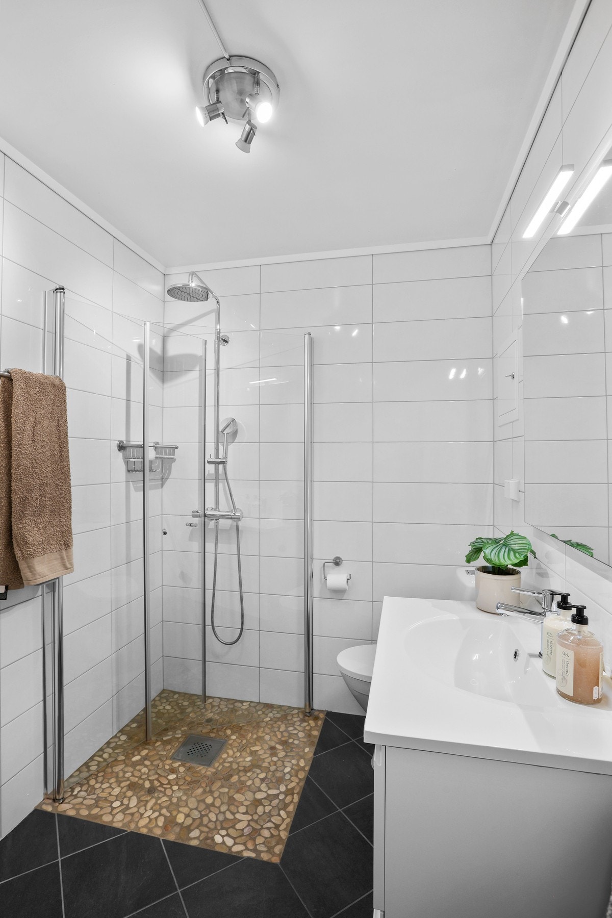 Badet ble totalrenovert i 2014 og fremstår i god stand med flislagte vegger og mørke gulvfliser. Galleribilde