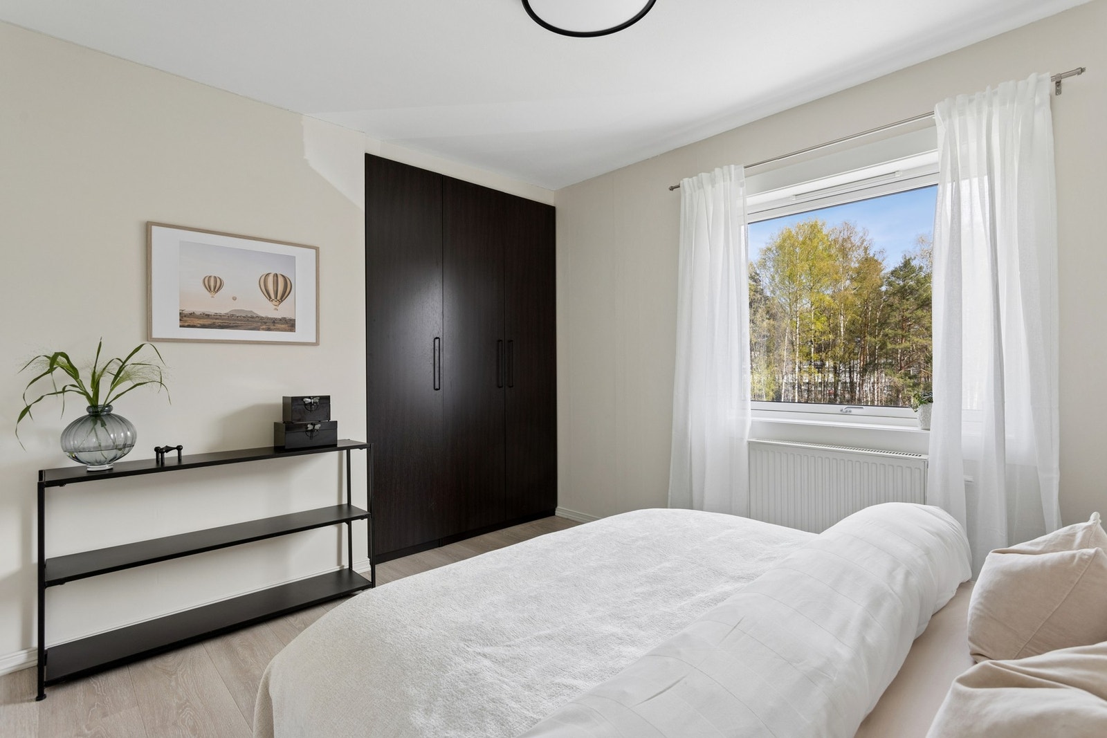 Soverom nr. 1 har god plass for klesoppbevaring og annet møblement. Galleribilde