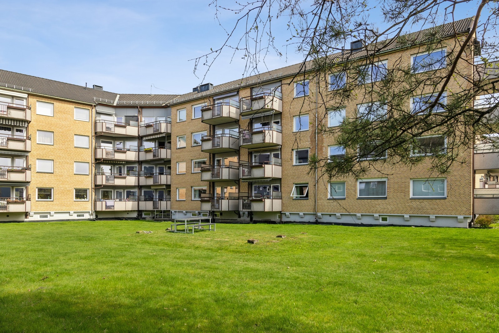 Vestbygata 6B ligger godt plassert i et attraktivt og veletablert boligområde, rett ved Åråsen i Lillestrøm. Fra boligen er det gangavstand til Lillestrøm sentrum med et bredt utvalg av butikker, serveringssteder, kaféer og servicetilbud. Galleribilde