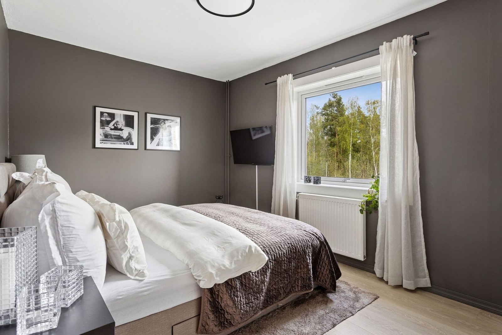 Soverom nr.2 har en lun farge på veggen og det er plass til å innrede med en stor seng, nattbord og skap. Galleribilde