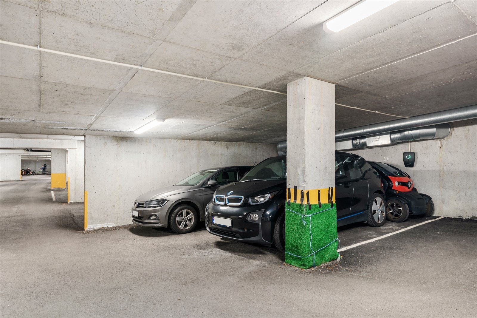 Leiligheten disponerer egen parkeringsplass med elbillader Galleribilde