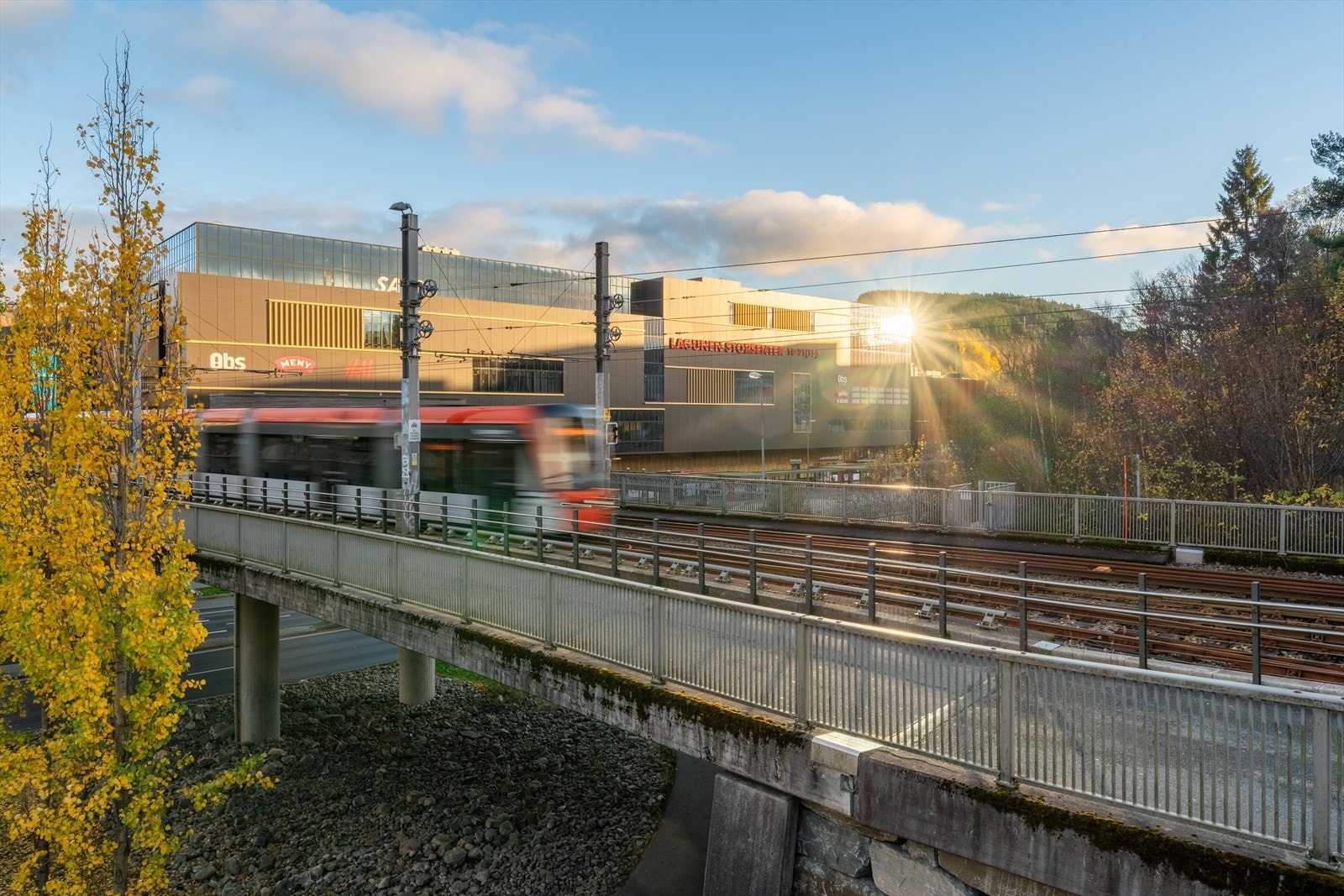 Kollektivtilbudet er godt, med hyppige bussavganger fra nærliggende holdeplasser som gir enkel tilgang til både Lagunen, Fana, Sandsli og Bergen sentrum. Det er også gode sykkelforbindelser i området Galleribilde