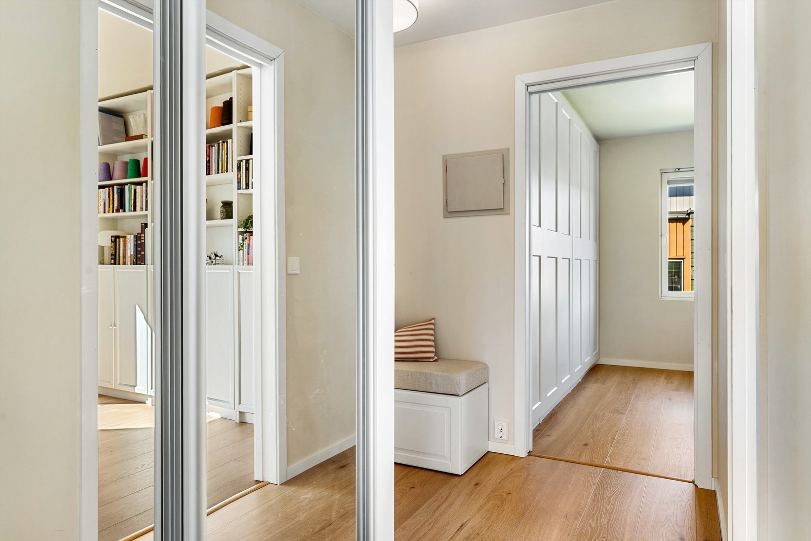 Her finner du en praktisk skyvedørsgarderobe som gir god plass til yttertøy og sko Galleribilde