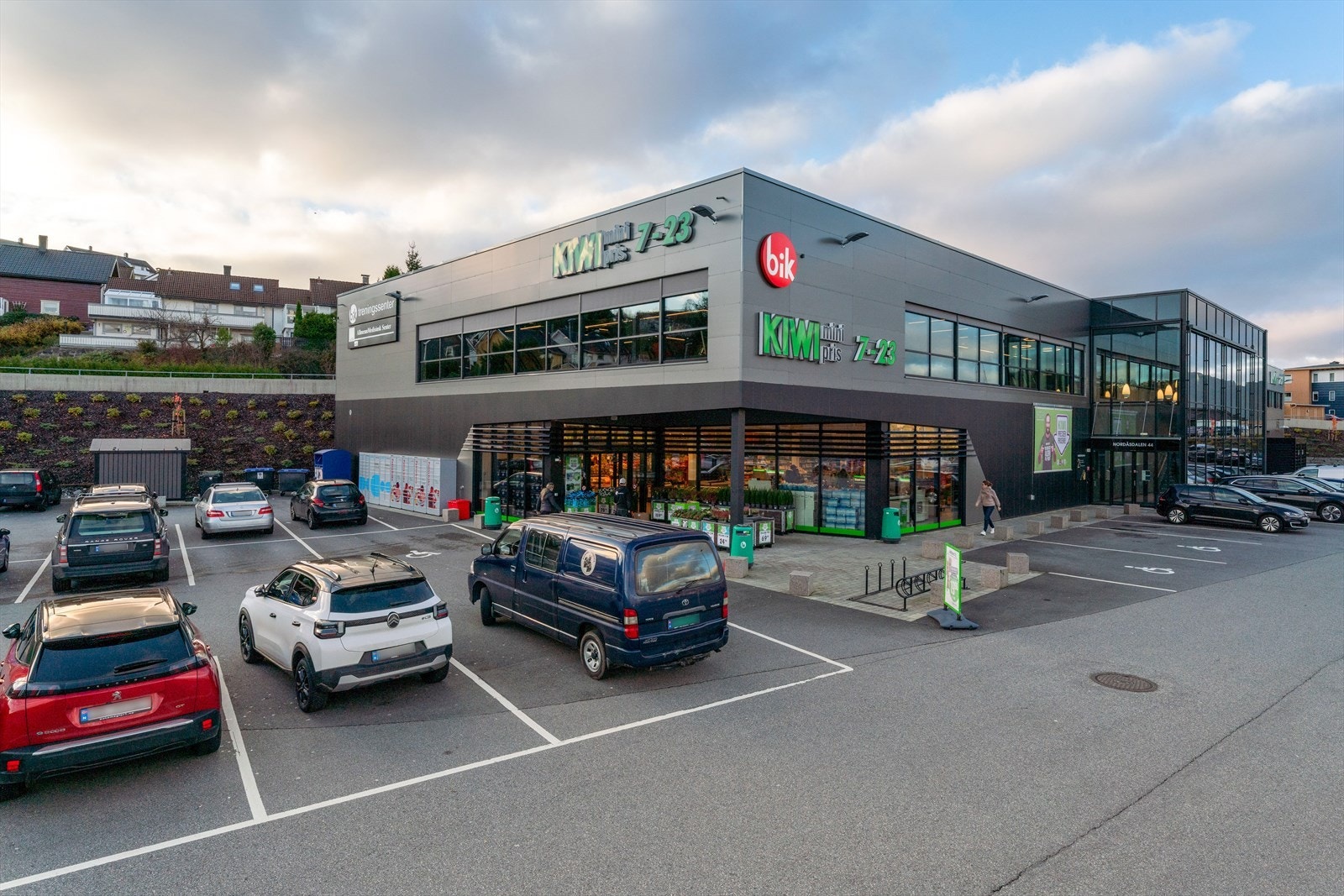 I tillegg er det kun 100 meter til Kiwi Sørås og treningssenteret BIK, noe som gjør daglige ærend både raske og praktiske Galleribilde