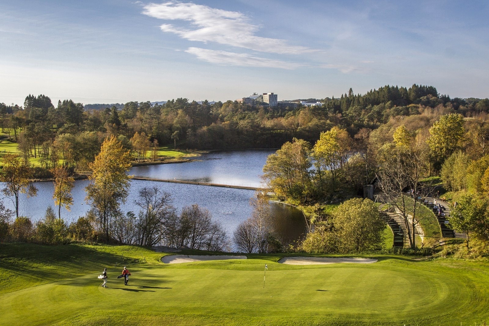 Fana Golfklubb ligger også i nærheten, noe som gir gode muligheter for både nybegynnere og erfarne golfere Galleribilde