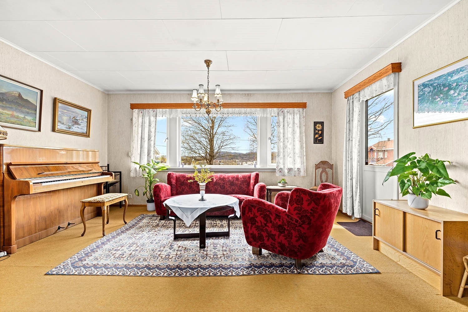 1. etasje: Stor stue/spisestue med fin utsikt og utgang til hagen Galleribilde
