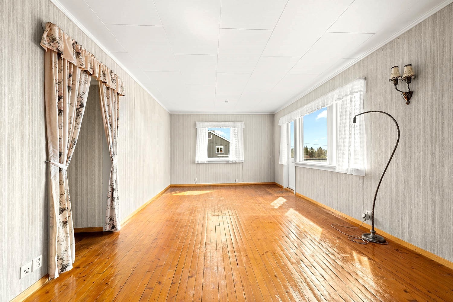 2. etasje: Stor stue/spisestue med fin utsikt og utgang til veranda Galleribilde