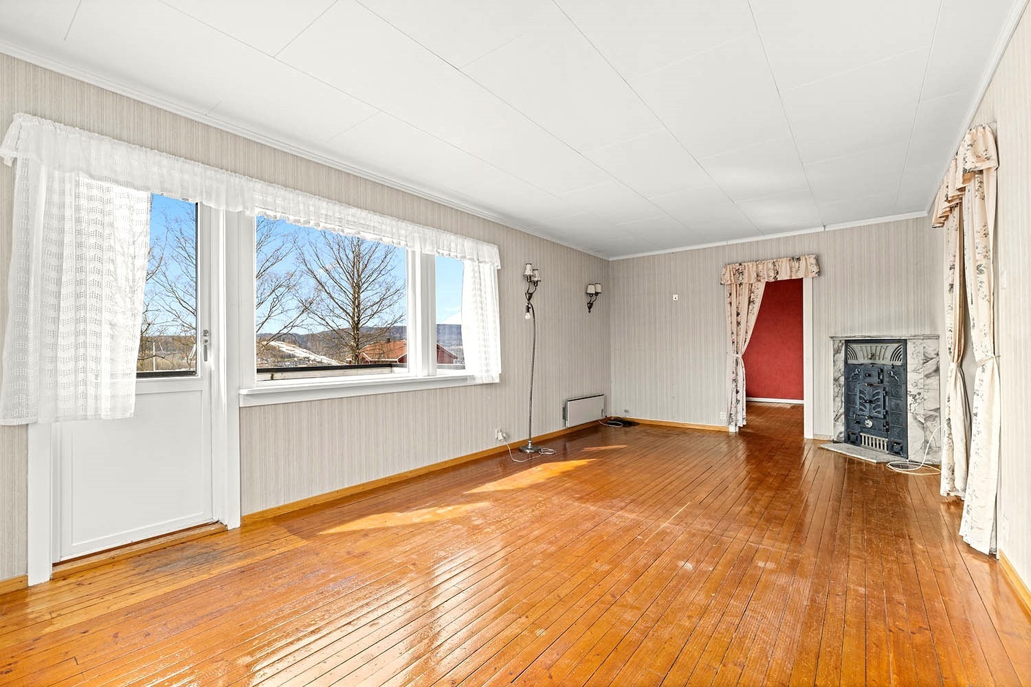 2. etasje: Stor stue/spisestue med fin utsikt og utgang til veranda Galleribilde