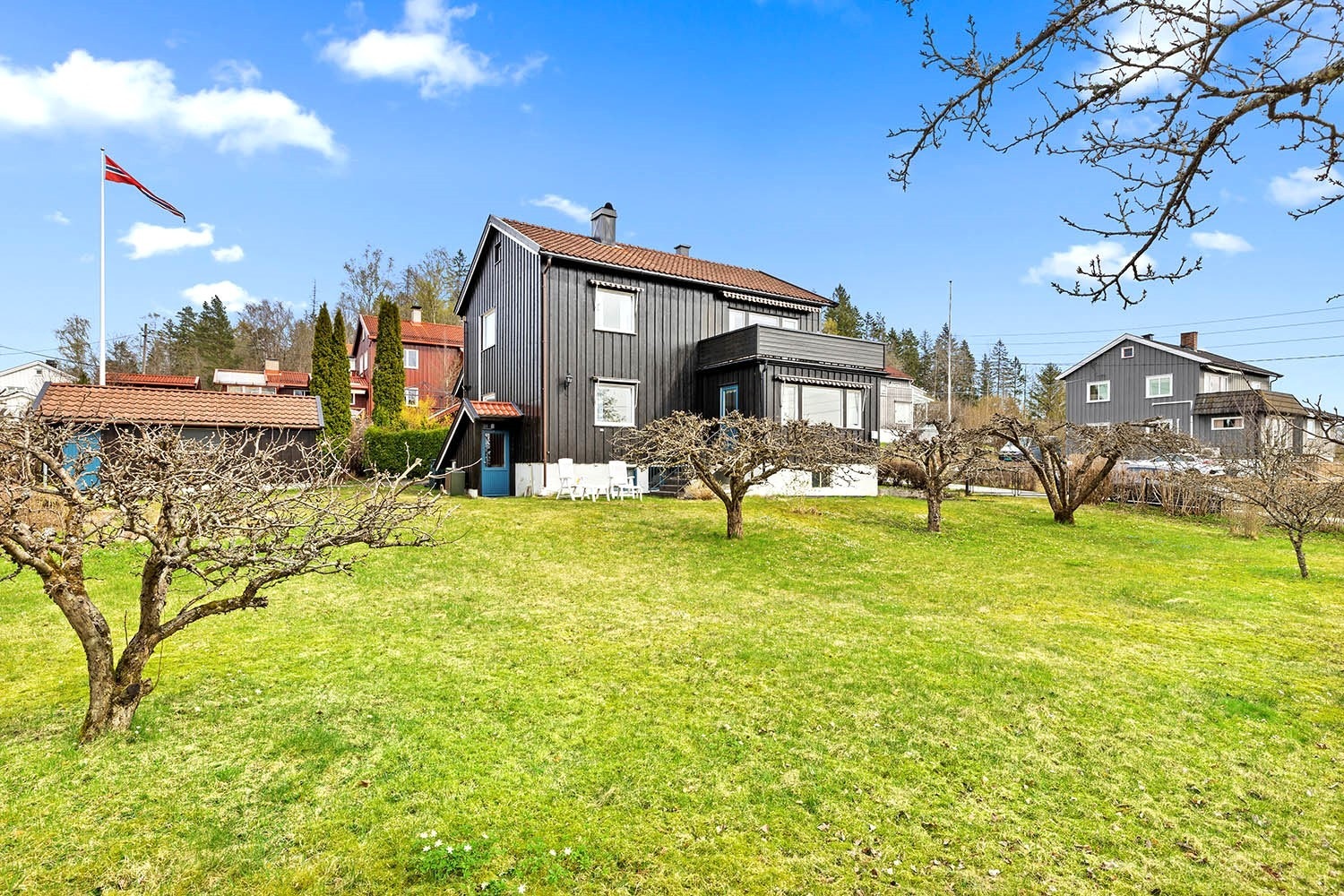 Solrikt beliggende med 1,3 mål tomt, flott utsikt og optimale solforhold! Galleribilde