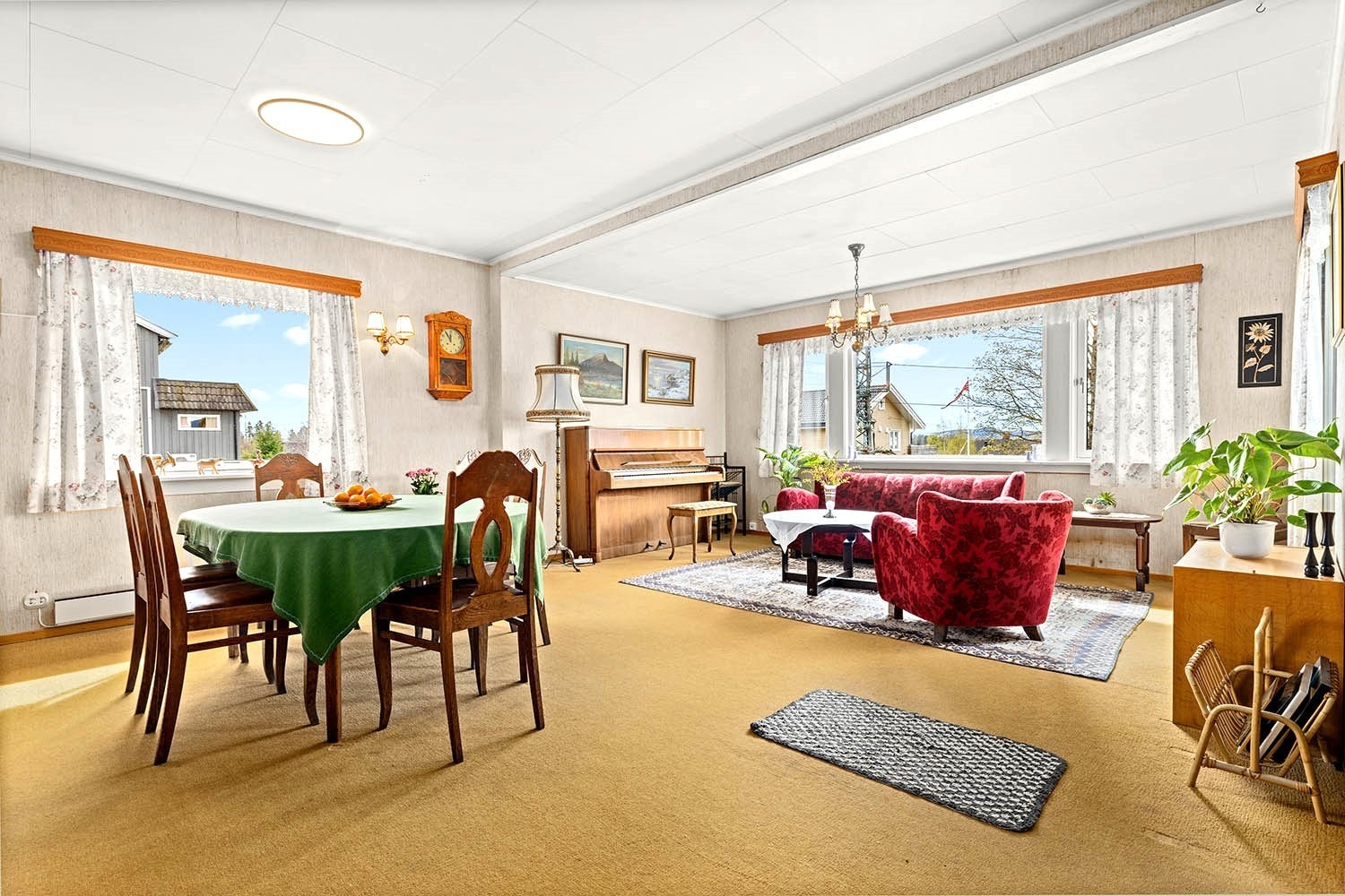 1. etasje: Stor stue/spisestue med fin utsikt og utgang til hagen Galleribilde