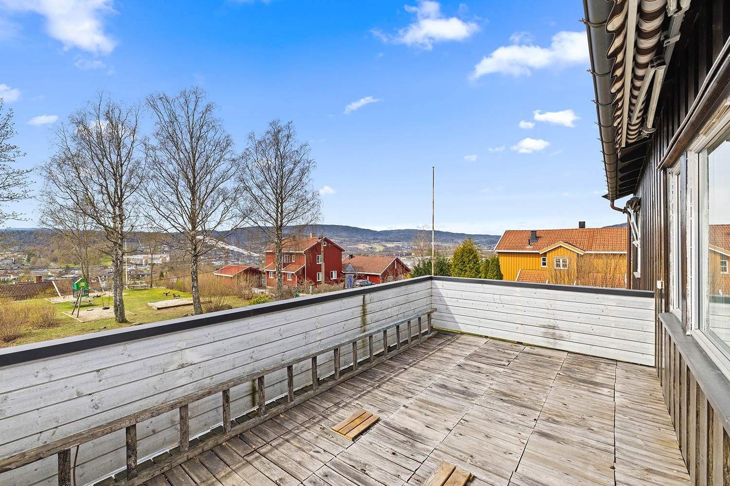 2. etasje: Stor solrik veranda med flott utsikt! Galleribilde