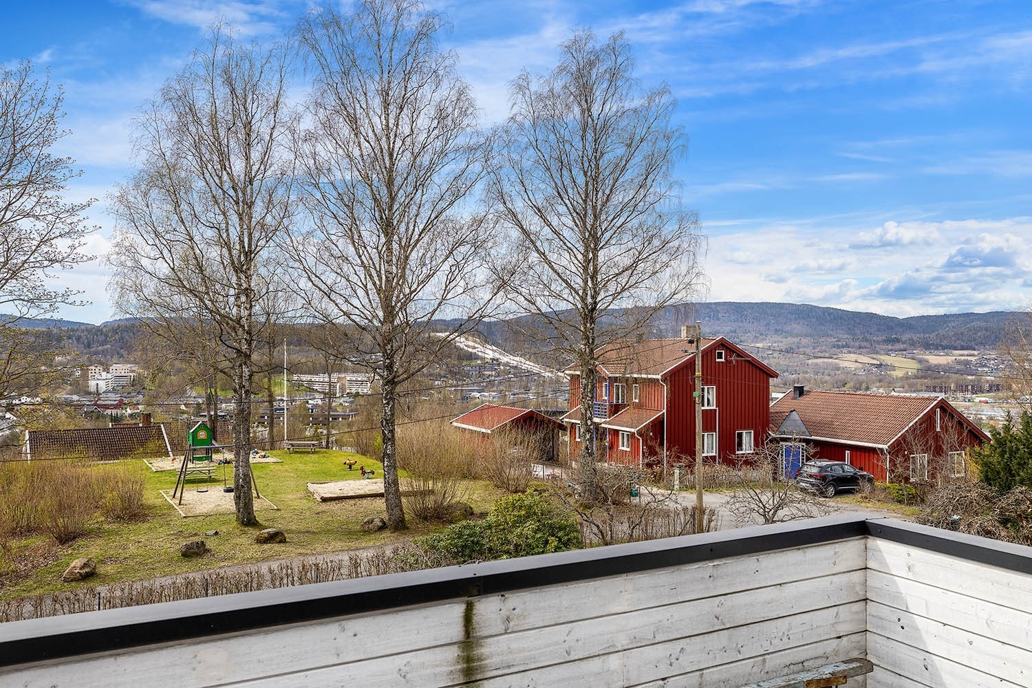 2. etasje: Stor solrik veranda med flott utsikt! Galleribilde