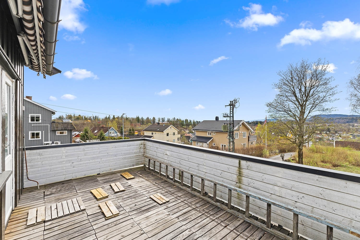 2. etasje: Stor solrik veranda med flott utsikt! Galleribilde