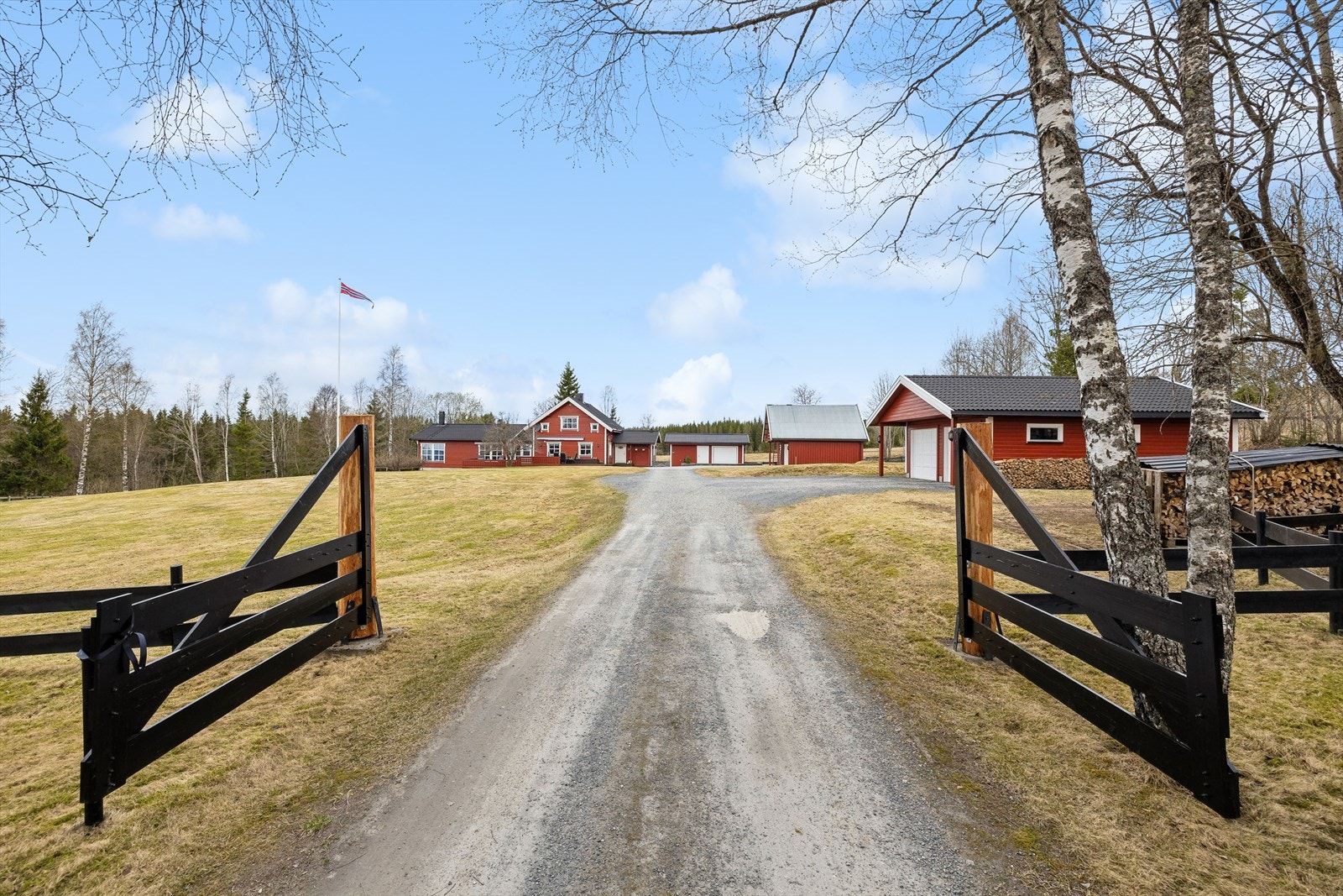 En privat og skjermet beliggenhet med egen grusvei inn til tunet. Foto: Lene Sæther/EFKT Norge AS Galleribilde