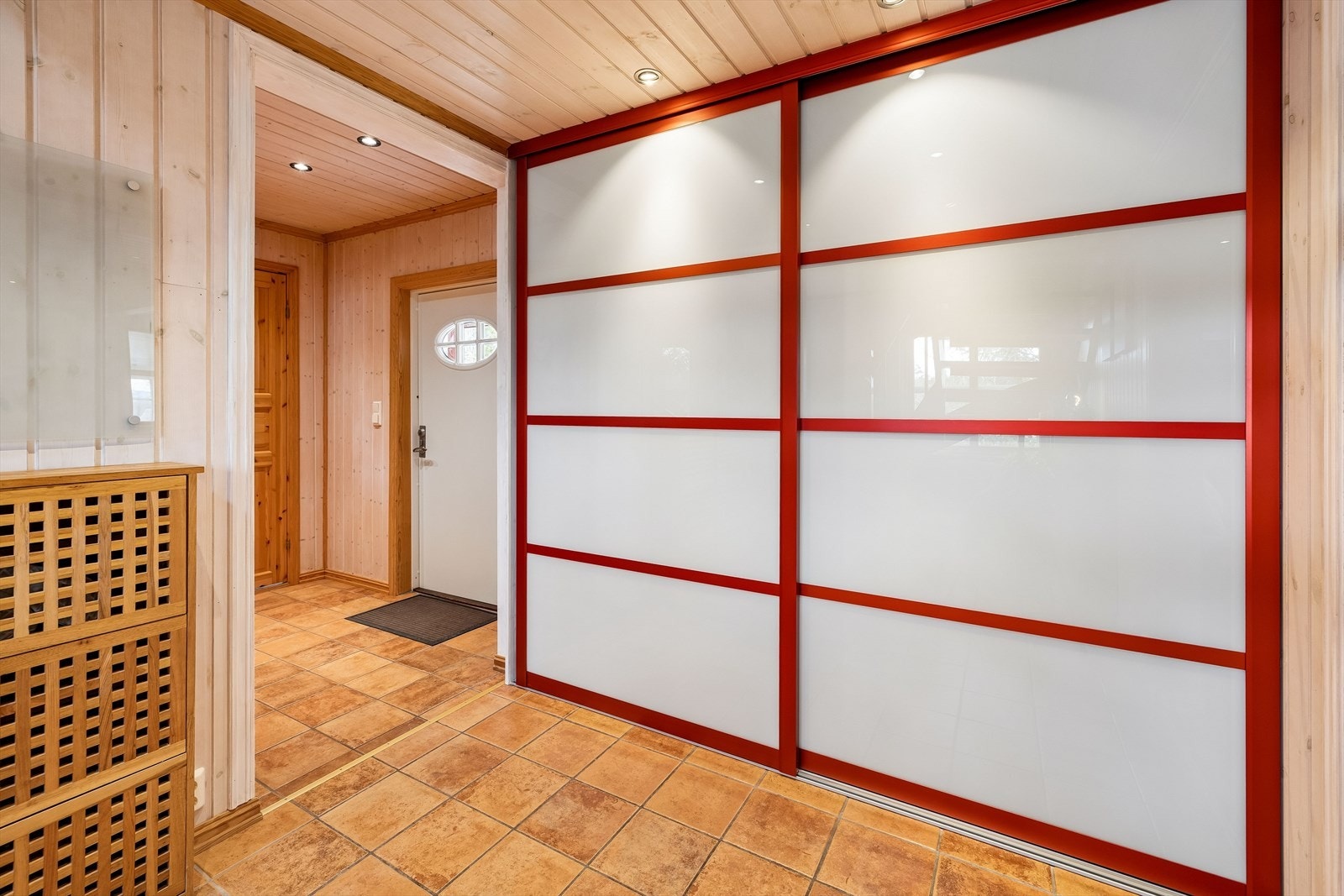 Entréen har flislagt gulv med varmekabler fra 2005, og en romslig skyvedørsgarderobe for effektiv oppbevaring. Galleribilde