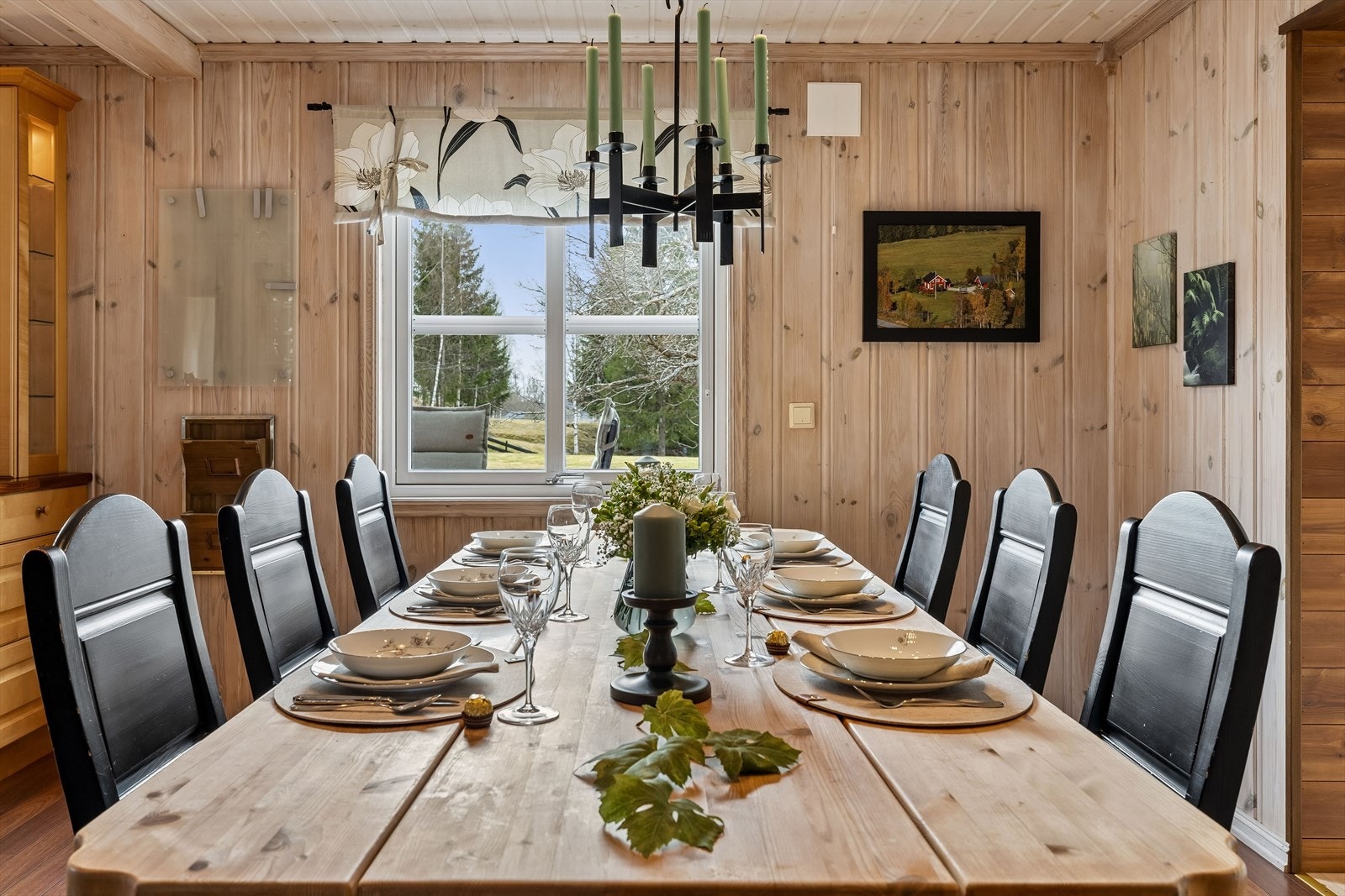 God plass til et stort spisebord for sammenkomster med familie og venner. Galleribilde
