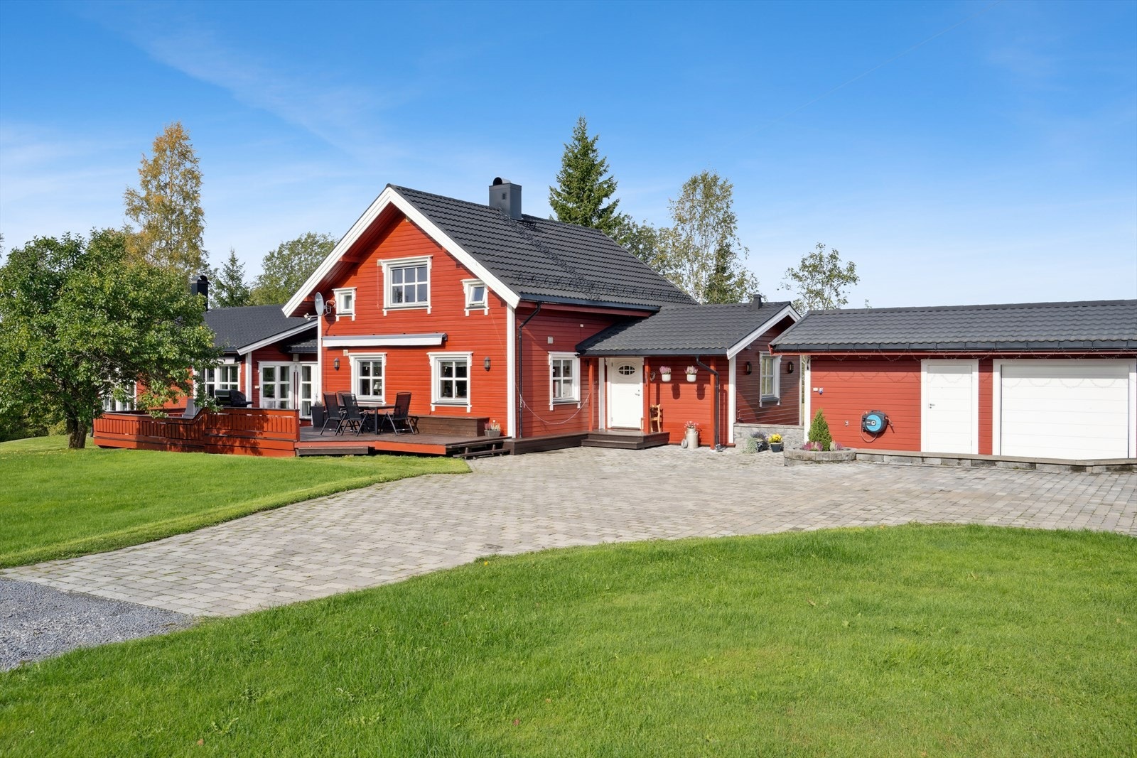 Eiendommen fremstår som velholdt, med utvendig kledning og etterisolering fra 2005. Galleribilde