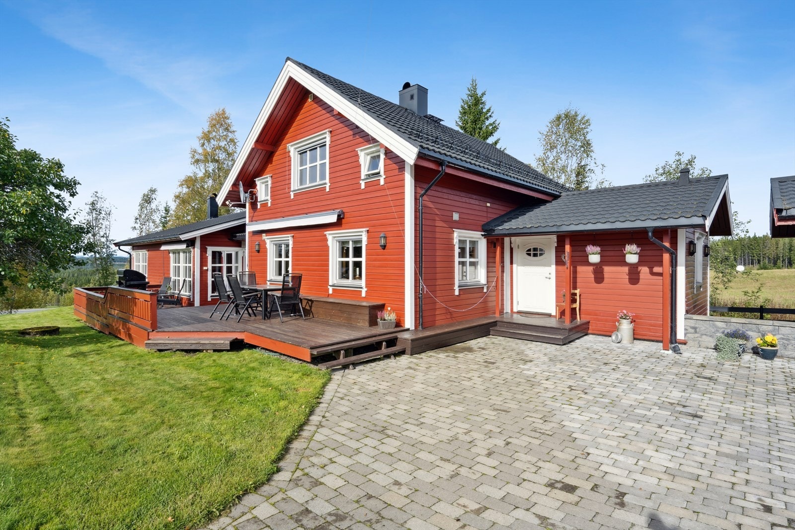Plassen fram mot inngangspartiet er pent steinsatt og gir et ryddig inntrykk. Galleribilde