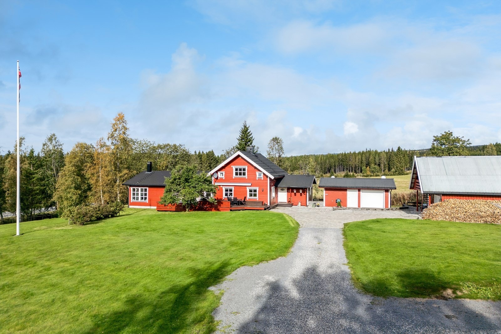 En innholdsrik eiendom med enebolig, fire garasjeplasser og uthus. Boligen er vesentlig oppgradert og tilbygget i 2005 og 2012. Galleribilde