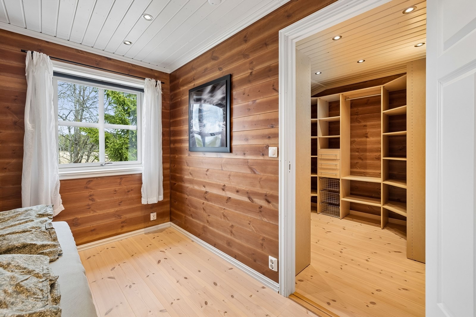 Fra soverommet er det direkte adkomst til en romslig walk-in garderobe med kjærkommen, ekstra lagringsplass. Galleribilde