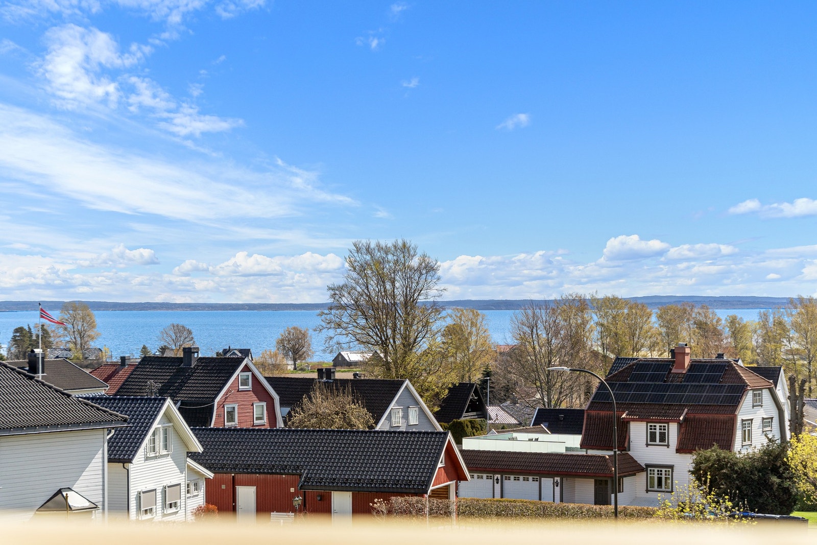 Fra den ene balkongen har man flott utsikt mot Ringshaugstranden. Galleribilde