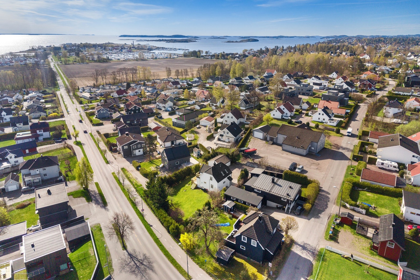 Det er gangavstand til det meste som for eksempel barne- og ungdomsskole, Vallø båthavn, strender på Ringshaug/Furustrand/Klopp, Tolvsrødsenteret med diverse forretninger, dagligvarebutikker med mer. Galleribilde