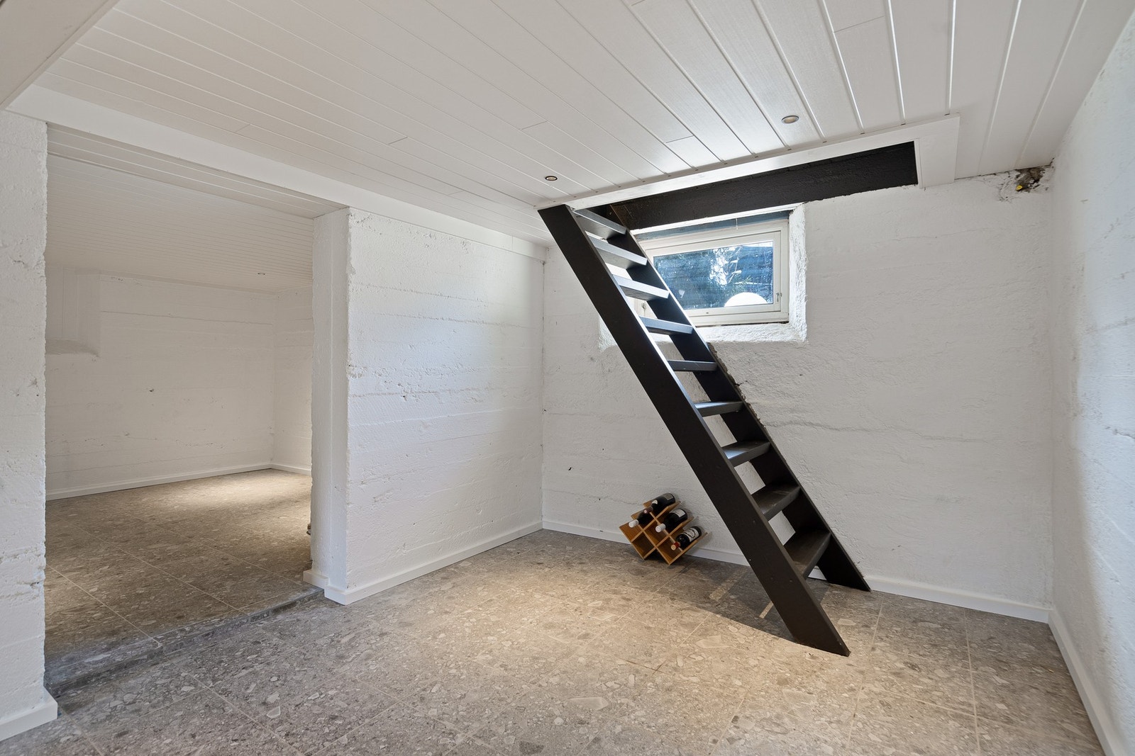 Kjelleren er romslig og egner seg godt til oppbevaring og øvrige bruksformål. Galleribilde