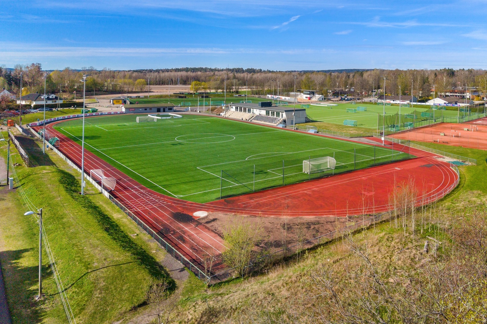 I nærområdet finnes det også en rekke rekreasjonsfasiliteter som for eksempel som er et allsidig idrettsanlegg med fotballbaner, sandvolleyballbaner med mer. Kort gangavstand også til Slagenhallen. Galleribilde