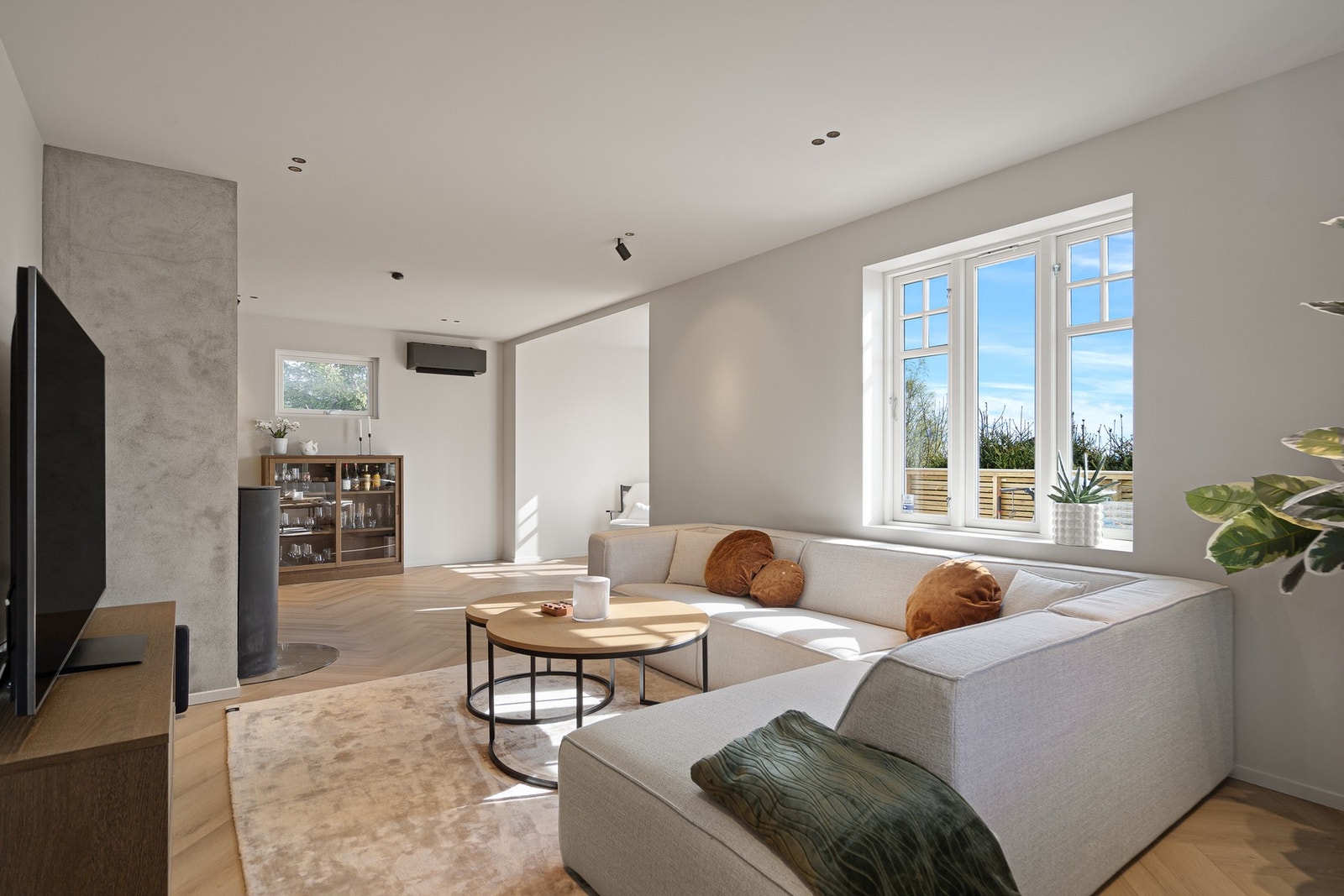 Store vindusflater slipper inn rikelig med naturlig lys, og fra stuen er det utgang til terrassen som forlenger oppholdsrommet utendørs. Galleribilde