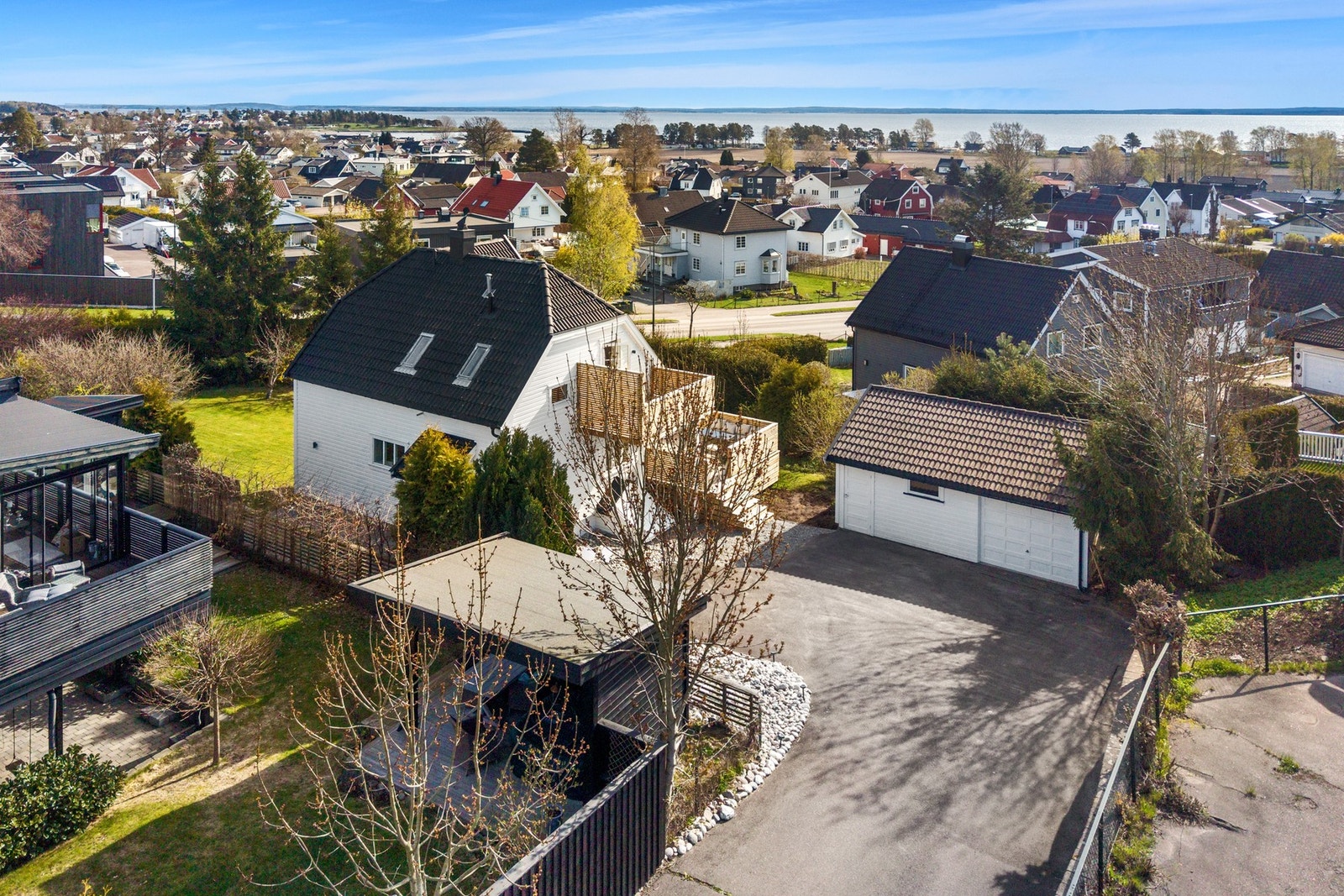 Eiendommen har en suveren beliggenhet på attraktive Tolvsrød. Her bor du i meget populære omgivelser i et etablert villaområde hvor du ligger "midt i smørøyet" i forhold til områdets fasiliteter. Galleribilde