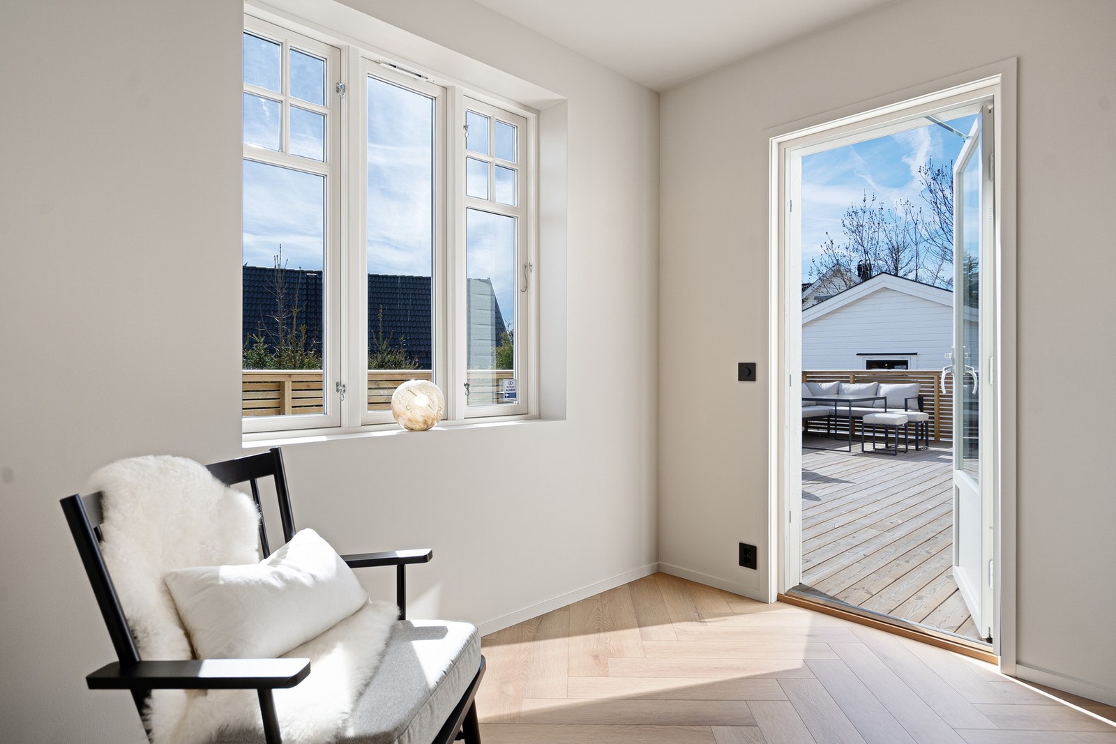 Fra stuen er det direkte utgang til en romslig terrasse med god plass til utemøbler og grill - et perfekt samlingspunkt i sommerhalvåret. Galleribilde