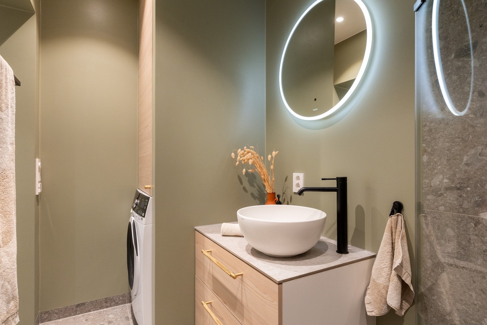 Det er behagelige varmekabler i gulv, downlights i himling og speil med regulerbar belysning Galleribilde