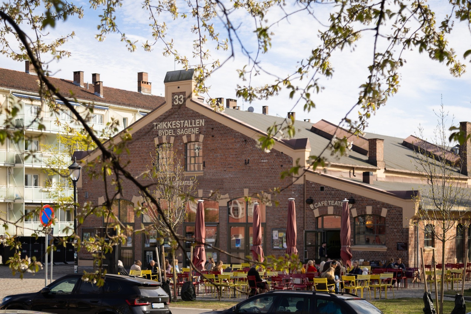 På sommertid er det uteservering på Trikkestallen Galleribilde