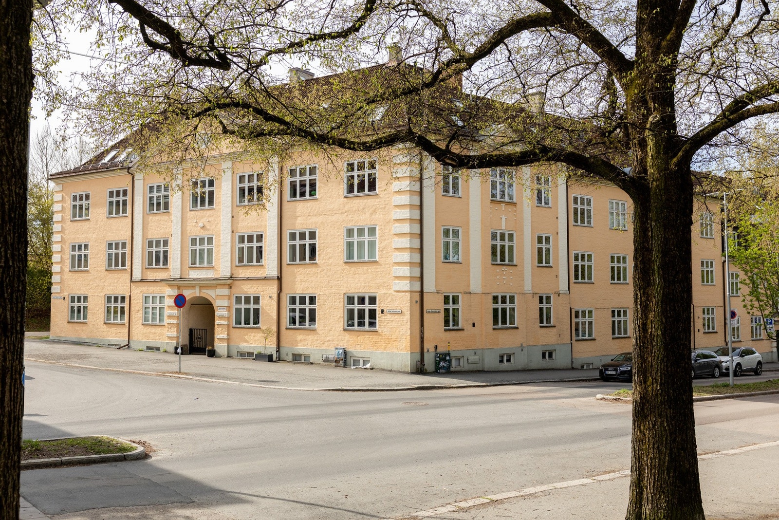 Boligen ligger i byggets andre etasje i et hyggelig nabolag Galleribilde