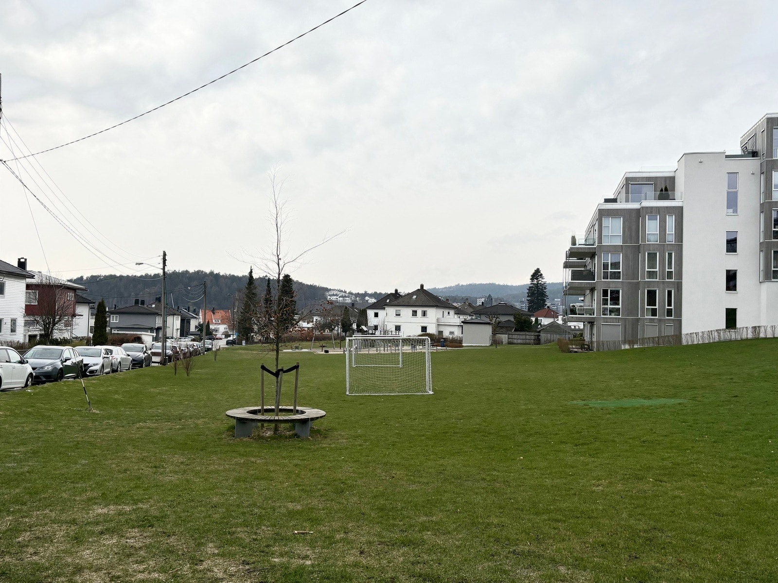 Rett over eiendommen er det lekeplass og balløkke Galleribilde