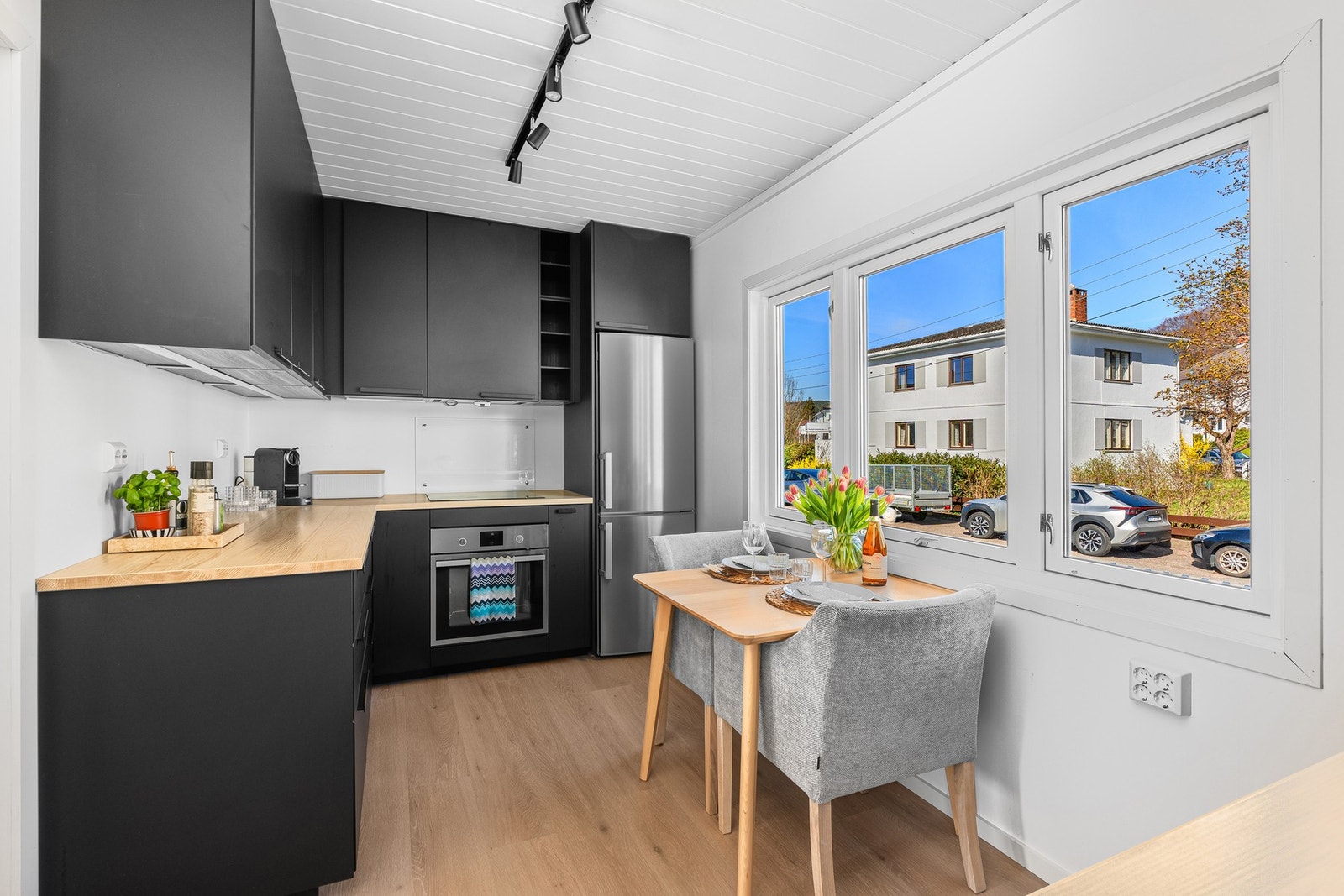 Fra del av kjøkkenet med spiseplass Galleribilde