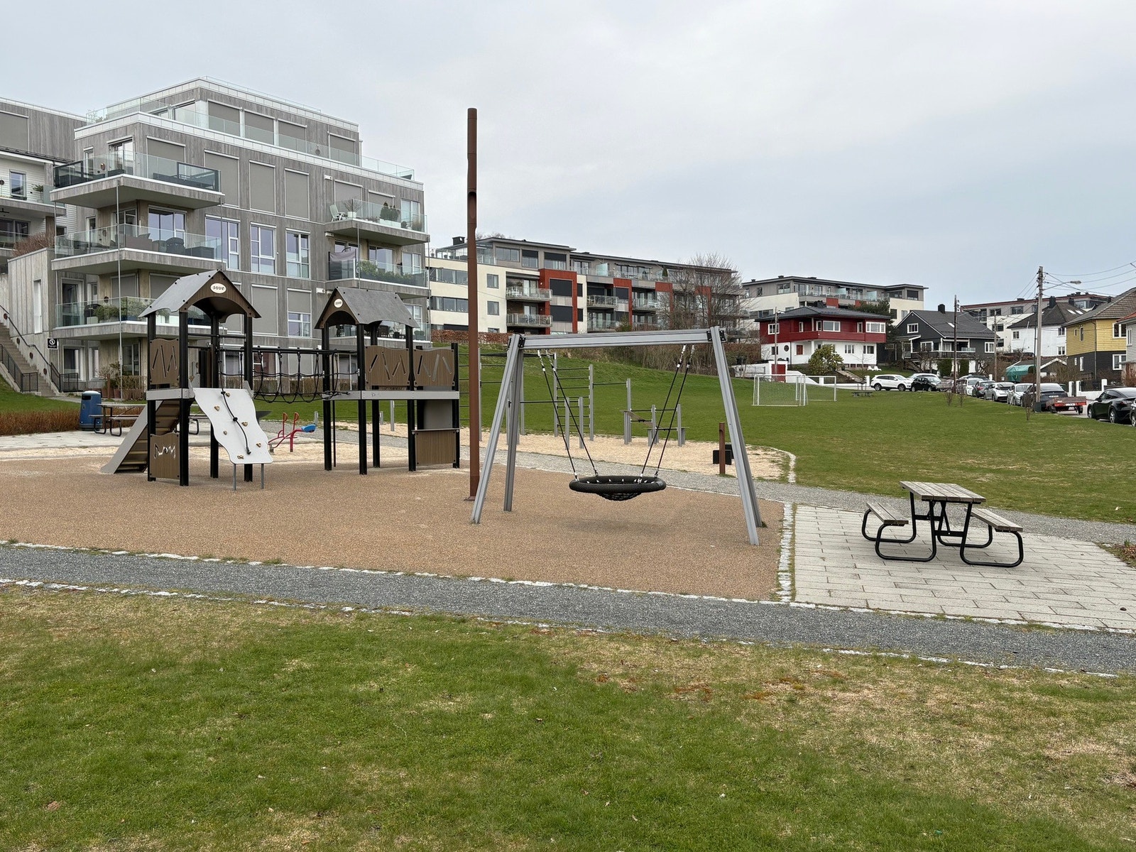 Rett over gaten er det en fin lekeplass Galleribilde