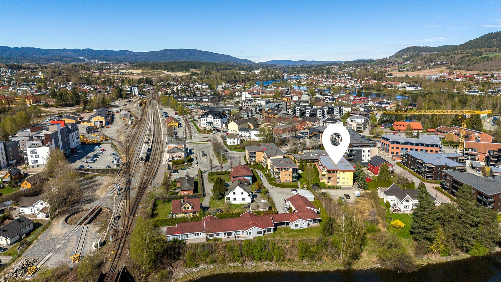 Leiligheten har en sentral beliggenhet i et etablert område av Hokksund, med kort gangavstand til matbutikk, buss- og togstasjon samt sentrum Galleribilde