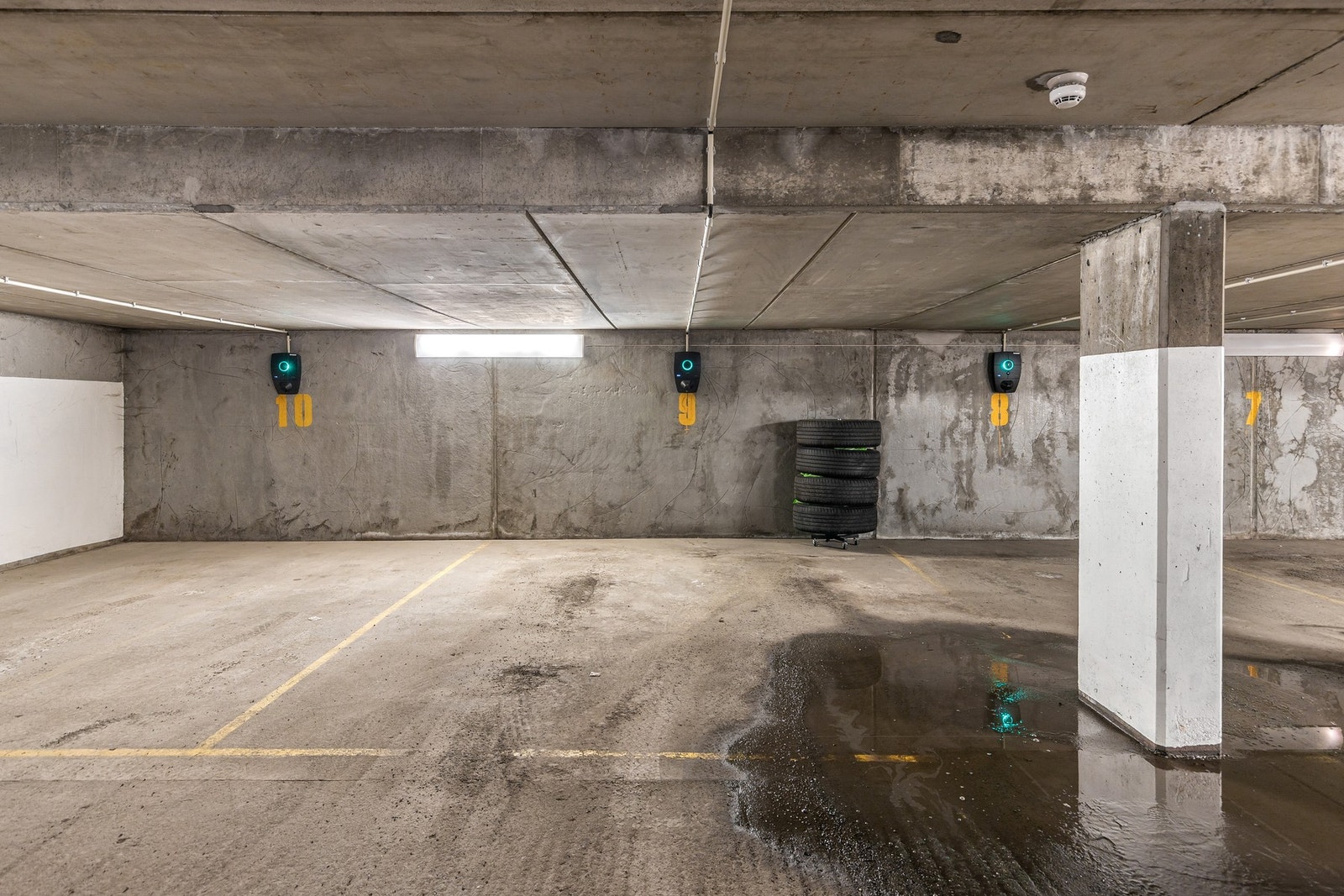 Parkeringsplass med elbillader i felles garasjekjeller. Romslig størrelse tilsvarende en halvannen plass Galleribilde