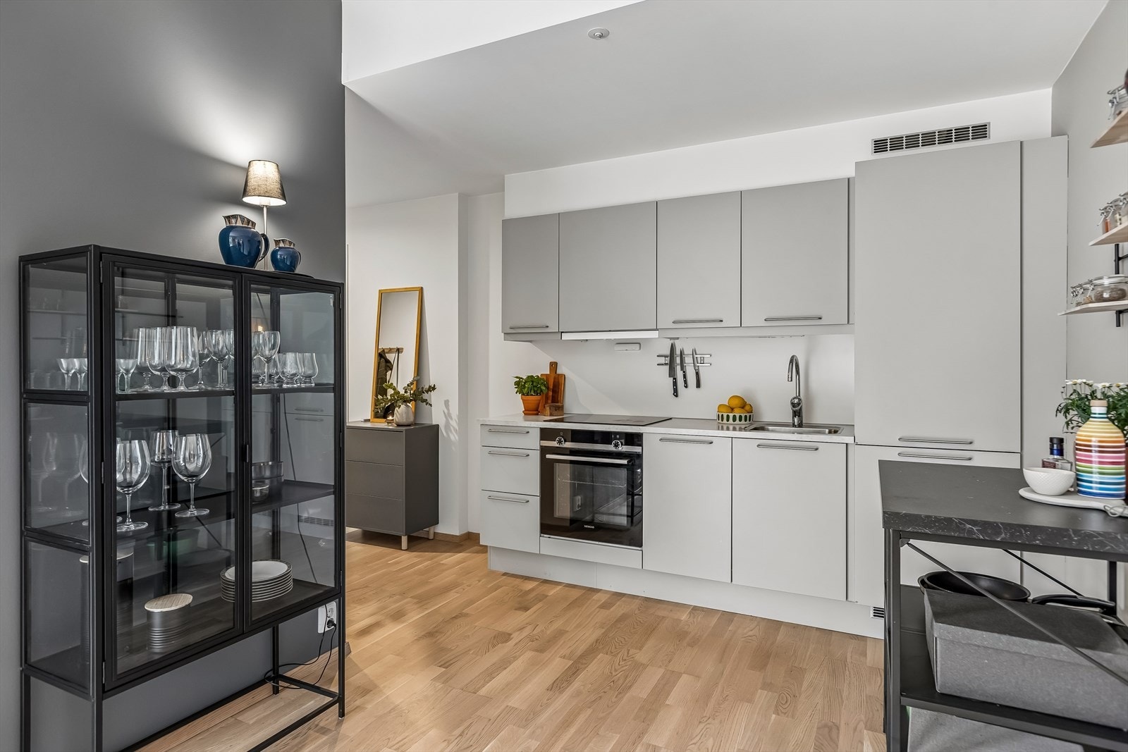 Du får naturligvis alt av moderne kvaliteter som vannbåren gulvvarme, balansert ventilasjon og heis i bygget. Med økonomisk vannbåren gulvvarme holder strømutgiftene seg også lave. Galleribilde